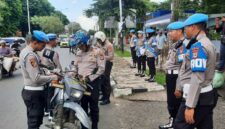 TEGAKKAN DISIPLIN - Anggota Propam Polda Kalsel saat melakukan pemeriksaan kelengkapan kendaraan terhadap personel Polri di Jalan Ahmad Yani, Banjarbaru, dalam operasi penegakan disiplin di luar mako, Rabu (5/5/2026). (Istimewa)