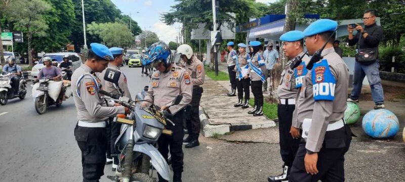 TEGAKKAN DISIPLIN - Anggota Propam Polda Kalsel saat melakukan pemeriksaan kelengkapan kendaraan terhadap personel Polri di Jalan Ahmad Yani, Banjarbaru, dalam operasi penegakan disiplin di luar mako, Rabu (5/5/2026). (Istimewa)