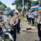 TEGAKKAN DISIPLIN - Anggota Propam Polda Kalsel saat melakukan pemeriksaan kelengkapan kendaraan terhadap personel Polri di Jalan Ahmad Yani, Banjarbaru, dalam operasi penegakan disiplin di luar mako, Rabu (5/5/2026). (Istimewa)