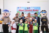 POLANTAS SAHABAT ANAK - Dirlantas Polda Kalsel Kombes Pol Dr M Fahri Siregar saat mengedukasi murid SDIT Ukhuwah Banjarmasin melalui program Police Goes To School, Senin (11/5/2026). (foto:istimewa)