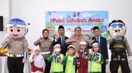 POLANTAS SAHABAT ANAK - Dirlantas Polda Kalsel Kombes Pol Dr M Fahri Siregar saat mengedukasi murid SDIT Ukhuwah Banjarmasin melalui program Police Goes To School, Senin (11/5/2026). (foto:istimewa)

