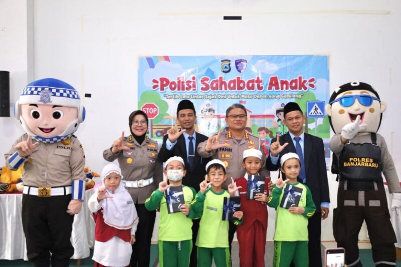 POLANTAS SAHABAT ANAK - Dirlantas Polda Kalsel Kombes Pol Dr M Fahri Siregar saat mengedukasi murid SDIT Ukhuwah Banjarmasin melalui program Police Goes To School, Senin (11/5/2026). (foto:istimewa)
