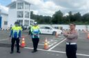 PELATIHAN SAFETY DRIVING – Dirlantas Polda Kalsel Kombes Pol Dr M Fahri Siregar memantau langsung pelatihan keselamatan berkendara bagi driver SKPD Pemprov Kalsel di Safety Driving Center (SDC) Banjarbaru, Senin (11/5/2026). (foto:istimewa)