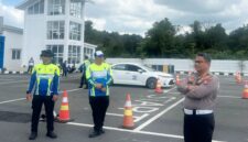 PELATIHAN SAFETY DRIVING – Dirlantas Polda Kalsel Kombes Pol Dr M Fahri Siregar memantau langsung pelatihan keselamatan berkendara bagi driver SKPD Pemprov Kalsel di Safety Driving Center (SDC) Banjarbaru, Senin (11/5/2026). (foto:istimewa)