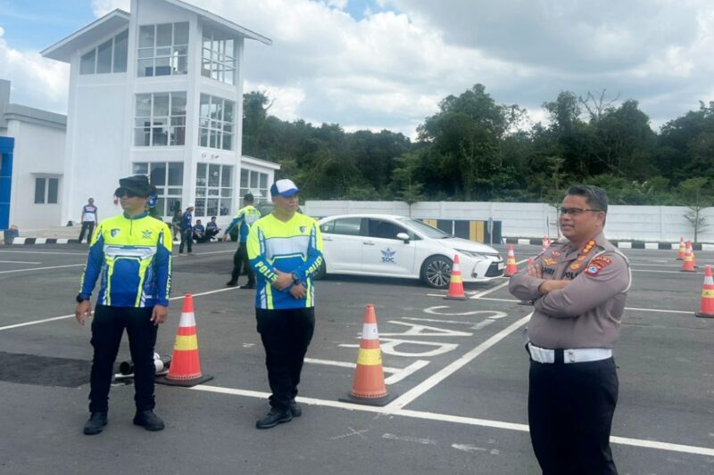 PELATIHAN SAFETY DRIVING – Dirlantas Polda Kalsel Kombes Pol Dr M Fahri Siregar memantau langsung pelatihan keselamatan berkendara bagi driver SKPD Pemprov Kalsel di Safety Driving Center (SDC) Banjarbaru, Senin (11/5/2026). (foto:istimewa)