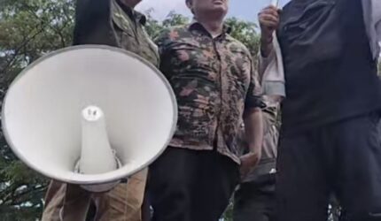 Dikomando Babe Aldo, Ratusan Sopir Truk Geruduk Kantor Gubernur Kalsel Soal Solar Subsidi