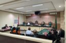 SIDANG KORUPSI BRI – Tiga terdakwa kasus dugaan korupsi kredit fiktif BRI Unit Kuin Alalak saat menjalani sidang pembacaan tuntutan di Pengadilan Tipikor Banjarmasin, Jumat (22/5/2026). 
