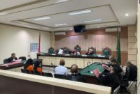 SIDANG KORUPSI BRI – Tiga terdakwa kasus dugaan korupsi kredit fiktif BRI Unit Kuin Alalak saat menjalani sidang pembacaan tuntutan di Pengadilan Tipikor Banjarmasin, Jumat (22/5/2026). 
