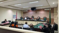 SIDANG KORUPSI BRI – Tiga terdakwa kasus dugaan korupsi kredit fiktif BRI Unit Kuin Alalak saat menjalani sidang pembacaan tuntutan di Pengadilan Tipikor Banjarmasin, Jumat (22/5/2026). 
