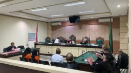 SIDANG KORUPSI BRI – Tiga terdakwa kasus dugaan korupsi kredit fiktif BRI Unit Kuin Alalak saat menjalani sidang pembacaan tuntutan di Pengadilan Tipikor Banjarmasin, Jumat (22/5/2026). 
