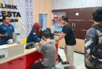 PELAKU PEMERASAN - ABD saat diamankan Unit Tipidter Satreskrim Polresta Banjarmasin usai diduga melakukan pemerasan terhadap mantan kekasih dengan ancaman penyebaran video pribadi, Jumat (22/5/2026) siang. (foto:istimewa)
