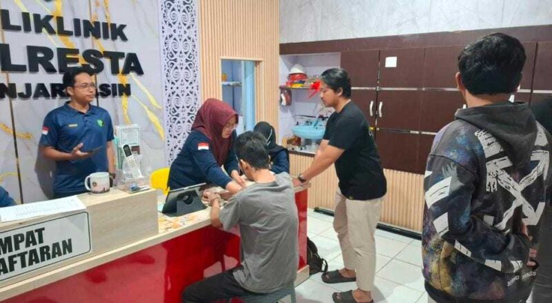 PELAKU PEMERASAN - ABD saat diamankan Unit Tipidter Satreskrim Polresta Banjarmasin usai diduga melakukan pemerasan terhadap mantan kekasih dengan ancaman penyebaran video pribadi, Jumat (22/5/2026) siang. (foto:istimewa)
