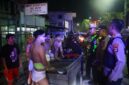 KONTEN MERESAHKAN - Sejumlah remaja dengan dandanan menyerupai tuyul saat diamankan dan diberi teguran oleh petugas patroli Polresta Banjarmasin di kawasan Jalan A Yani Km 1, Banjarmasin Tengah, Minggu (24/5/2026) dini hari. (foto:istimewa)
