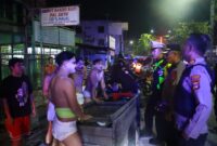 KONTEN MERESAHKAN - Sejumlah remaja dengan dandanan menyerupai tuyul saat diamankan dan diberi teguran oleh petugas patroli Polresta Banjarmasin di kawasan Jalan A Yani Km 1, Banjarmasin Tengah, Minggu (24/5/2026) dini hari. (foto:istimewa)
