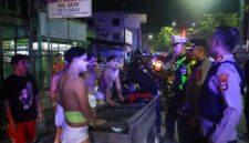 KONTEN MERESAHKAN - Sejumlah remaja dengan dandanan menyerupai tuyul saat diamankan dan diberi teguran oleh petugas patroli Polresta Banjarmasin di kawasan Jalan A Yani Km 1, Banjarmasin Tengah, Minggu (24/5/2026) dini hari. (foto:istimewa)
