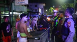 KONTEN MERESAHKAN - Sejumlah remaja dengan dandanan menyerupai tuyul saat diamankan dan diberi teguran oleh petugas patroli Polresta Banjarmasin di kawasan Jalan A Yani Km 1, Banjarmasin Tengah, Minggu (24/5/2026) dini hari. (foto:istimewa)

