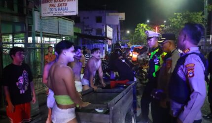 Viral Cosplay Tuyul di Banjarmasin Tengah Malam, Sekelompok Remaja Langsung Ditegur Polisi