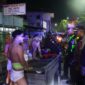 KONTEN MERESAHKAN - Sejumlah remaja dengan dandanan menyerupai tuyul saat diamankan dan diberi teguran oleh petugas patroli Polresta Banjarmasin di kawasan Jalan A Yani Km 1, Banjarmasin Tengah, Minggu (24/5/2026) dini hari. (foto:istimewa)
