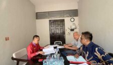 PENYAMPAIAN ADUAN – Pelapor David Pangestu bersama pendamping saat menyampaikan laporan dugaan maladministrasi pelayanan pertanahan kepada Ombudsman RI Perwakilan Kalimantan Selatan di Banjarmasin, Selasa (26/5/2026). (foto:istimewa)

