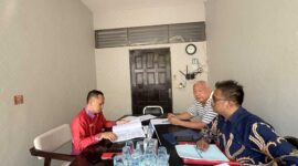 PENYAMPAIAN ADUAN – Pelapor David Pangestu bersama pendamping saat menyampaikan laporan dugaan maladministrasi pelayanan pertanahan kepada Ombudsman RI Perwakilan Kalimantan Selatan di Banjarmasin, Selasa (26/5/2026). (foto:istimewa)
