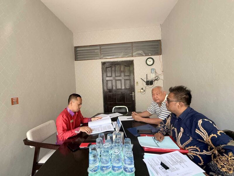 PENYAMPAIAN ADUAN – Pelapor David Pangestu bersama pendamping saat menyampaikan laporan dugaan maladministrasi pelayanan pertanahan kepada Ombudsman RI Perwakilan Kalimantan Selatan di Banjarmasin, Selasa (26/5/2026). (foto:istimewa)
