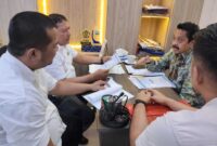 Tim Itwasda Polda Kalsel saat mendatangi Kantor Advokat Dr. H. Fauzan Ramon SH MH di Jalan Pramuka Km 6 Banjarmasin, Kamis (7/5/2026), menindaklanjuti surat permohonan atensi perkara dugaan penipuan dan/atau penggelapan yang dilaporkan dr. Agustin Jumaidah sejak 2024 (foto Mercy)