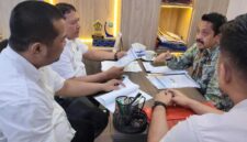 Tim Itwasda Polda Kalsel saat mendatangi Kantor Advokat Dr. H. Fauzan Ramon SH MH di Jalan Pramuka Km 6 Banjarmasin, Kamis (7/5/2026), menindaklanjuti surat permohonan atensi perkara dugaan penipuan dan/atau penggelapan yang dilaporkan dr. Agustin Jumaidah sejak 2024 (foto Mercy)