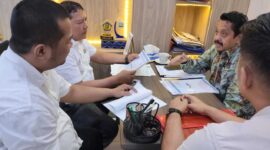 Tim Itwasda Polda Kalsel saat mendatangi Kantor Advokat Dr. H. Fauzan Ramon SH MH di Jalan Pramuka Km 6 Banjarmasin, Kamis (7/5/2026), menindaklanjuti surat permohonan atensi perkara dugaan penipuan dan/atau penggelapan yang dilaporkan dr. Agustin Jumaidah sejak 2024 (foto Mercy)