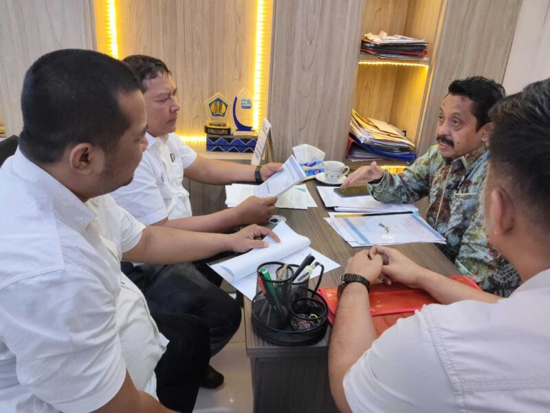 Tim Itwasda Polda Kalsel saat mendatangi Kantor Advokat Dr. H. Fauzan Ramon SH MH di Jalan Pramuka Km 6 Banjarmasin, Kamis (7/5/2026), menindaklanjuti surat permohonan atensi perkara dugaan penipuan dan/atau penggelapan yang dilaporkan dr. Agustin Jumaidah sejak 2024 (foto Mercy)