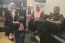 KAMPUS HUKUM KAPUAS - Mahasiswi semester 6 Fakultas Hukum UCB Kuala Kapuas, Bahzah , Bagian Unit Kerja Sama Fakultas Hukum UCB, Sri Ridma SH MH bersama dosen advokat senior  Banua, Bujino K A Salan SH MH usai perkuliahan ( Foto : Mercy ) 