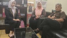 KAMPUS HUKUM KAPUAS - Mahasiswi semester 6 Fakultas Hukum UCB Kuala Kapuas, Bahzah , Bagian Unit Kerja Sama Fakultas Hukum UCB, Sri Ridma SH MH bersama dosen advokat senior  Banua, Bujino K A Salan SH MH usai perkuliahan ( Foto : Mercy ) 