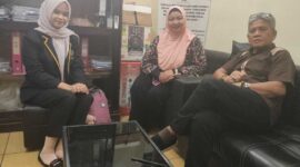 KAMPUS HUKUM KAPUAS - Mahasiswi semester 6 Fakultas Hukum UCB Kuala Kapuas, Bahzah , Bagian Unit Kerja Sama Fakultas Hukum UCB, Sri Ridma SH MH bersama dosen advokat senior  Banua, Bujino K A Salan SH MH usai perkuliahan ( Foto : Mercy ) 