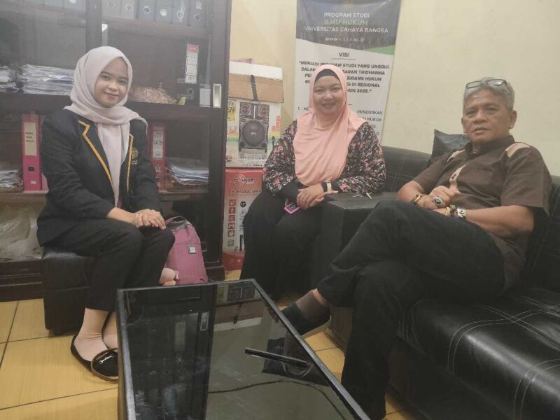 KAMPUS HUKUM KAPUAS - Mahasiswi semester 6 Fakultas Hukum UCB Kuala Kapuas, Bahzah , Bagian Unit Kerja Sama Fakultas Hukum UCB, Sri Ridma SH MH bersama dosen advokat senior  Banua, Bujino K A Salan SH MH usai perkuliahan ( Foto : Mercy ) 