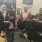 KAMPUS HUKUM KAPUAS - Mahasiswi semester 6 Fakultas Hukum UCB Kuala Kapuas, Bahzah , Bagian Unit Kerja Sama Fakultas Hukum UCB, Sri Ridma SH MH bersama dosen advokat senior  Banua, Bujino K A Salan SH MH usai perkuliahan ( Foto : Mercy ) 