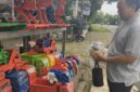MAINAN TRADISIONAL - Aneka truk kayu, celengan hingga kerajinan khas Banua dipajang di sentra kerajinan Desa Panggung, Kecamatan Haruyan, Kabupaten Hulu Sungai Tengah. Kerajinan tradisional itu masih bertahan dan menjadi daya tarik pengendara yang melintas di jalur penghubung Kalsel menuju Kaltim dan Kalteng. (foto:Mercy )
