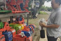 MAINAN TRADISIONAL - Aneka truk kayu, celengan hingga kerajinan khas Banua dipajang di sentra kerajinan Desa Panggung, Kecamatan Haruyan, Kabupaten Hulu Sungai Tengah. Kerajinan tradisional itu masih bertahan dan menjadi daya tarik pengendara yang melintas di jalur penghubung Kalsel menuju Kaltim dan Kalteng. (foto:Mercy )