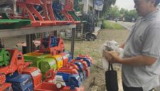 MAINAN TRADISIONAL - Aneka truk kayu, celengan hingga kerajinan khas Banua dipajang di sentra kerajinan Desa Panggung, Kecamatan Haruyan, Kabupaten Hulu Sungai Tengah. Kerajinan tradisional itu masih bertahan dan menjadi daya tarik pengendara yang melintas di jalur penghubung Kalsel menuju Kaltim dan Kalteng. (foto:Mercy )