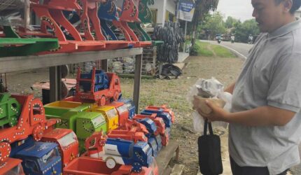 Di Tengah Gempuran Teknologi, Mainan Kayu Desa Panggung Tetap jadi Buruan Pelintas