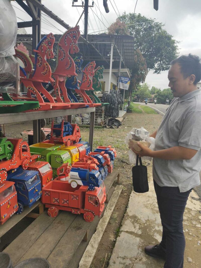 MAINAN TRADISIONAL - Aneka truk kayu, celengan hingga kerajinan khas Banua dipajang di sentra kerajinan Desa Panggung, Kecamatan Haruyan, Kabupaten Hulu Sungai Tengah. Kerajinan tradisional itu masih bertahan dan menjadi daya tarik pengendara yang melintas di jalur penghubung Kalsel menuju Kaltim dan Kalteng. (foto:Mercy )