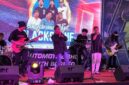 BLACKSTONE TAMPIL - Grup rock BlackStone yang diperkuat sejumlah musisi senior dan legenda rock Banua tampil memukau dalam Mini Autoshow Chapter 2026 di Duta Mall Banjarmasin, Sabtu (16/5/2026) malam. (foto:Mercy  )
