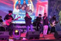 BLACKSTONE TAMPIL - Grup rock BlackStone yang diperkuat sejumlah musisi senior dan legenda rock Banua tampil memukau dalam Mini Autoshow Chapter 2026 di Duta Mall Banjarmasin, Sabtu (16/5/2026) malam. (foto:Mercy  )
