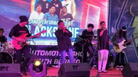 BLACKSTONE TAMPIL - Grup rock BlackStone yang diperkuat sejumlah musisi senior dan legenda rock Banua tampil memukau dalam Mini Autoshow Chapter 2026 di Duta Mall Banjarmasin, Sabtu (16/5/2026) malam. (foto:Mercy  )
