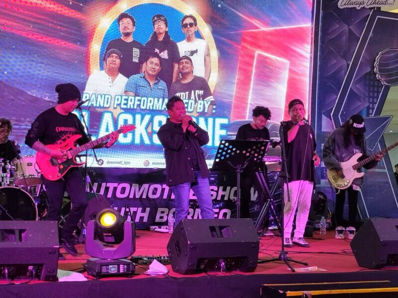 BLACKSTONE TAMPIL - Grup rock BlackStone yang diperkuat sejumlah musisi senior dan legenda rock Banua tampil memukau dalam Mini Autoshow Chapter 2026 di Duta Mall Banjarmasin, Sabtu (16/5/2026) malam. (foto:Mercy  )
