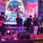 BLACKSTONE TAMPIL - Grup rock BlackStone yang diperkuat sejumlah musisi senior dan legenda rock Banua tampil memukau dalam Mini Autoshow Chapter 2026 di Duta Mall Banjarmasin, Sabtu (16/5/2026) malam. (foto:Mercy  )
