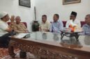 SILATURAHMI ULAMA – Pengurus Forum Kerukunan dan Pemerhati Warga Kalimantan (FKPWK) dipimpin Ketua Umum H Rachmad Fadillah SH bersama Pembina H Junaidi, Ketua Dewan Penasihat Dr Murjani MKes serta jajaran pengurus lainnya saat bersilaturahmi ke kediaman Guru H Adam Noor Syarkawi di Banjarbaru, Kamis (21/5/2026). (foto:Mercy )
