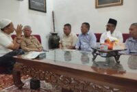 SILATURAHMI ULAMA – Pengurus Forum Kerukunan dan Pemerhati Warga Kalimantan (FKPWK) dipimpin Ketua Umum H Rachmad Fadillah SH bersama Pembina H Junaidi, Ketua Dewan Penasihat Dr Murjani MKes serta jajaran pengurus lainnya saat bersilaturahmi ke kediaman Guru H Adam Noor Syarkawi di Banjarbaru, Kamis (21/5/2026). (foto:Mercy )