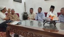 SILATURAHMI ULAMA – Pengurus Forum Kerukunan dan Pemerhati Warga Kalimantan (FKPWK) dipimpin Ketua Umum H Rachmad Fadillah SH bersama Pembina H Junaidi, Ketua Dewan Penasihat Dr Murjani MKes serta jajaran pengurus lainnya saat bersilaturahmi ke kediaman Guru H Adam Noor Syarkawi di Banjarbaru, Kamis (21/5/2026). (foto:Mercy )
