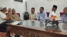 SILATURAHMI ULAMA – Pengurus Forum Kerukunan dan Pemerhati Warga Kalimantan (FKPWK) dipimpin Ketua Umum H Rachmad Fadillah SH bersama Pembina H Junaidi, Ketua Dewan Penasihat Dr Murjani MKes serta jajaran pengurus lainnya saat bersilaturahmi ke kediaman Guru H Adam Noor Syarkawi di Banjarbaru, Kamis (21/5/2026). (foto:Mercy )
