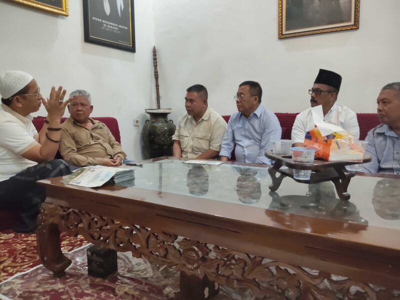 SILATURAHMI ULAMA – Pengurus Forum Kerukunan dan Pemerhati Warga Kalimantan (FKPWK) dipimpin Ketua Umum H Rachmad Fadillah SH bersama Pembina H Junaidi, Ketua Dewan Penasihat Dr Murjani MKes serta jajaran pengurus lainnya saat bersilaturahmi ke kediaman Guru H Adam Noor Syarkawi di Banjarbaru, Kamis (21/5/2026). (foto:Mercy )
