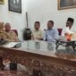 SILATURAHMI ULAMA – Pengurus Forum Kerukunan dan Pemerhati Warga Kalimantan (FKPWK) dipimpin Ketua Umum H Rachmad Fadillah SH bersama Pembina H Junaidi, Ketua Dewan Penasihat Dr Murjani MKes serta jajaran pengurus lainnya saat bersilaturahmi ke kediaman Guru H Adam Noor Syarkawi di Banjarbaru, Kamis (21/5/2026). (foto:Mercy )
